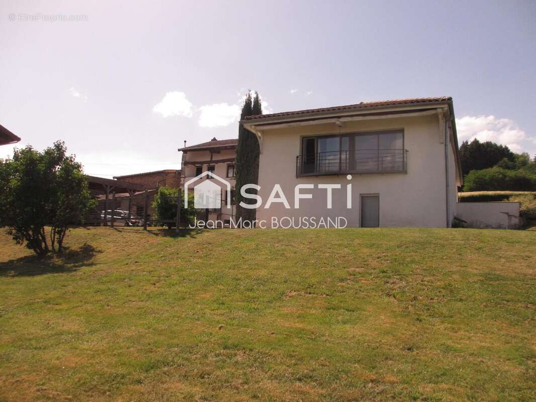 Maison 324 m² à Saint-Pierre-Le-Vieux  - photo 2