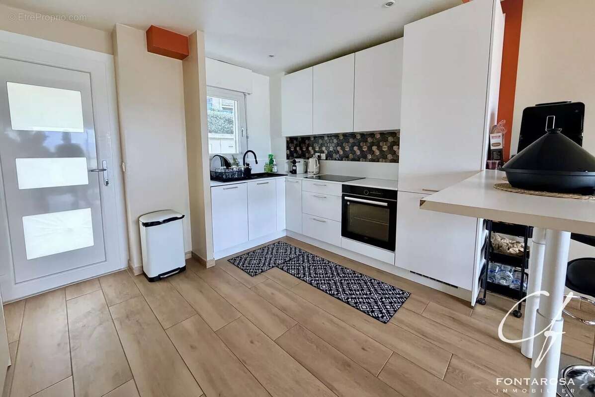 Saint-Raphaël – Appartement 2 pièces rénové avec terrasse, vue dégagée, parking et cave — vendu loué - photo 6