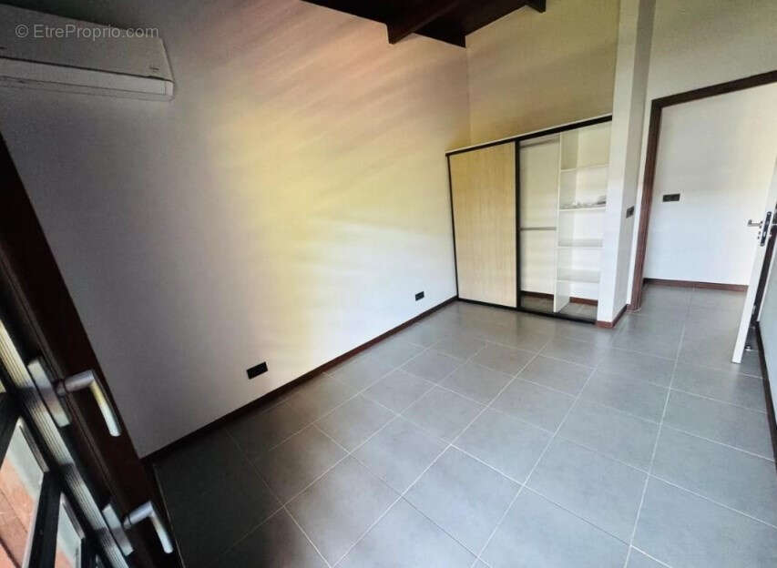 Appartement à REMIRE-MONTJOLY