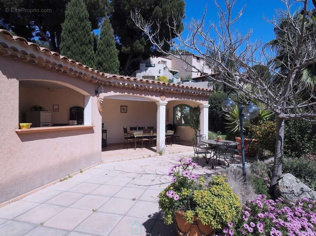 Maison à SAINT-MITRE-LES-REMPARTS