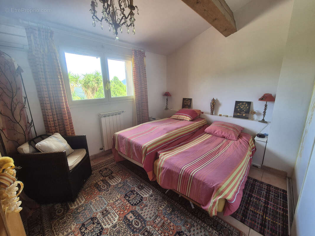 Maison à LE REVEST-LES-EAUX