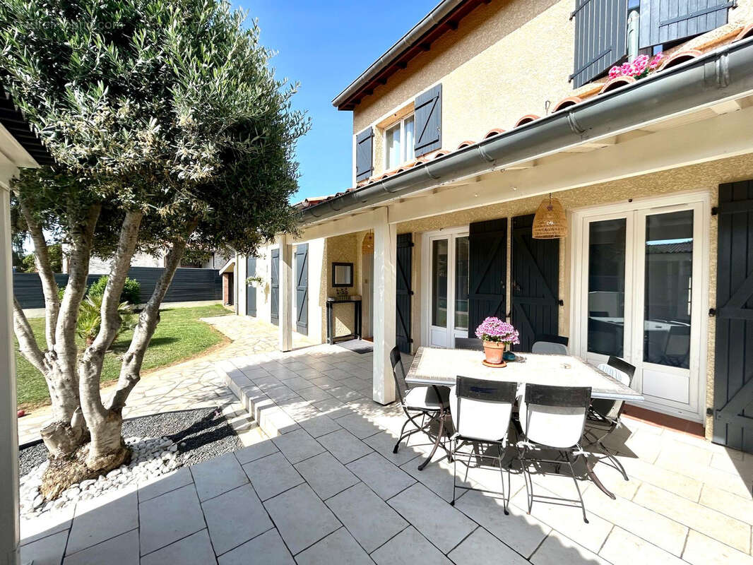 Maison à PINS-JUSTARET