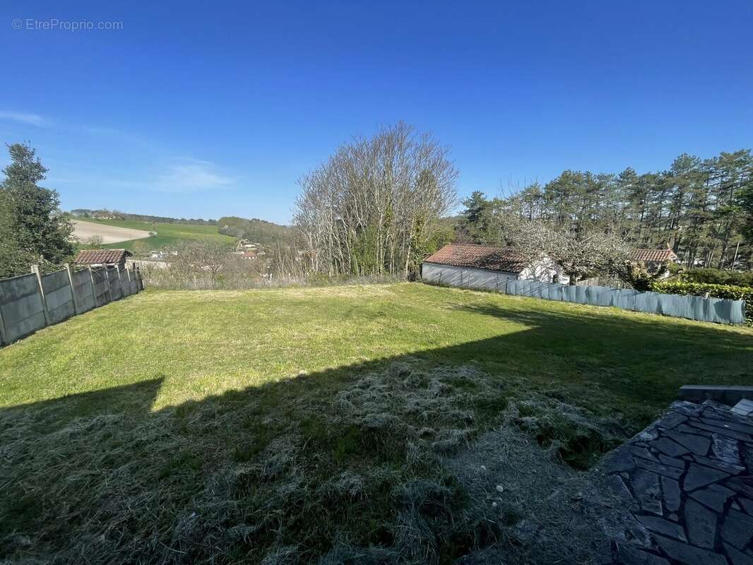 terrain avec jolie vue dégagée - Maison à SAINT-PIERRE-DE-CHIGNAC