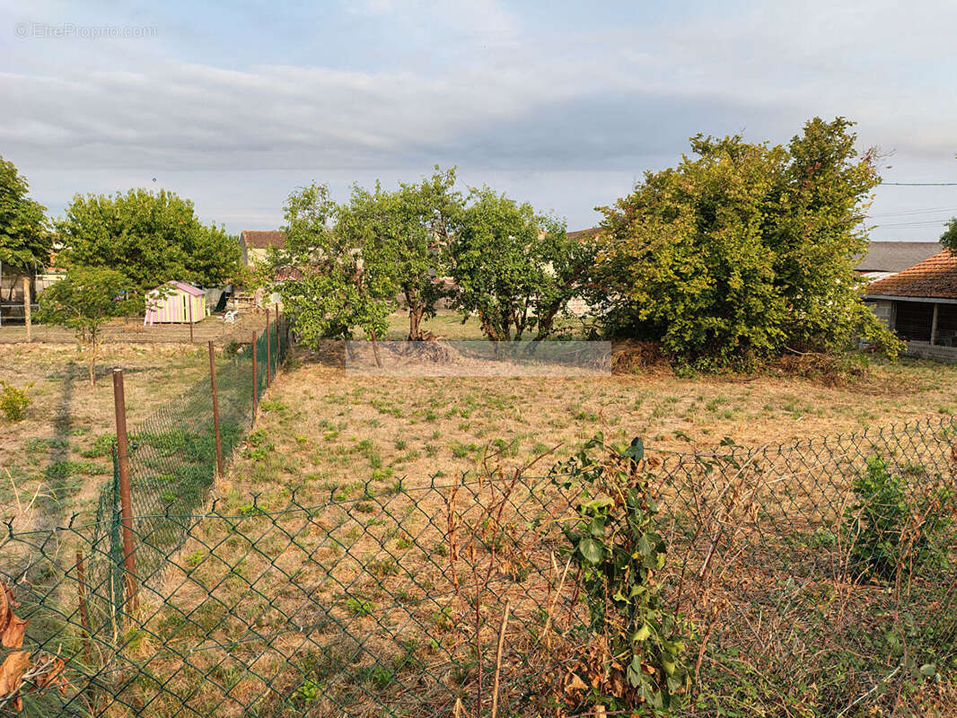 Terrain constructible 900 m² - photo 2