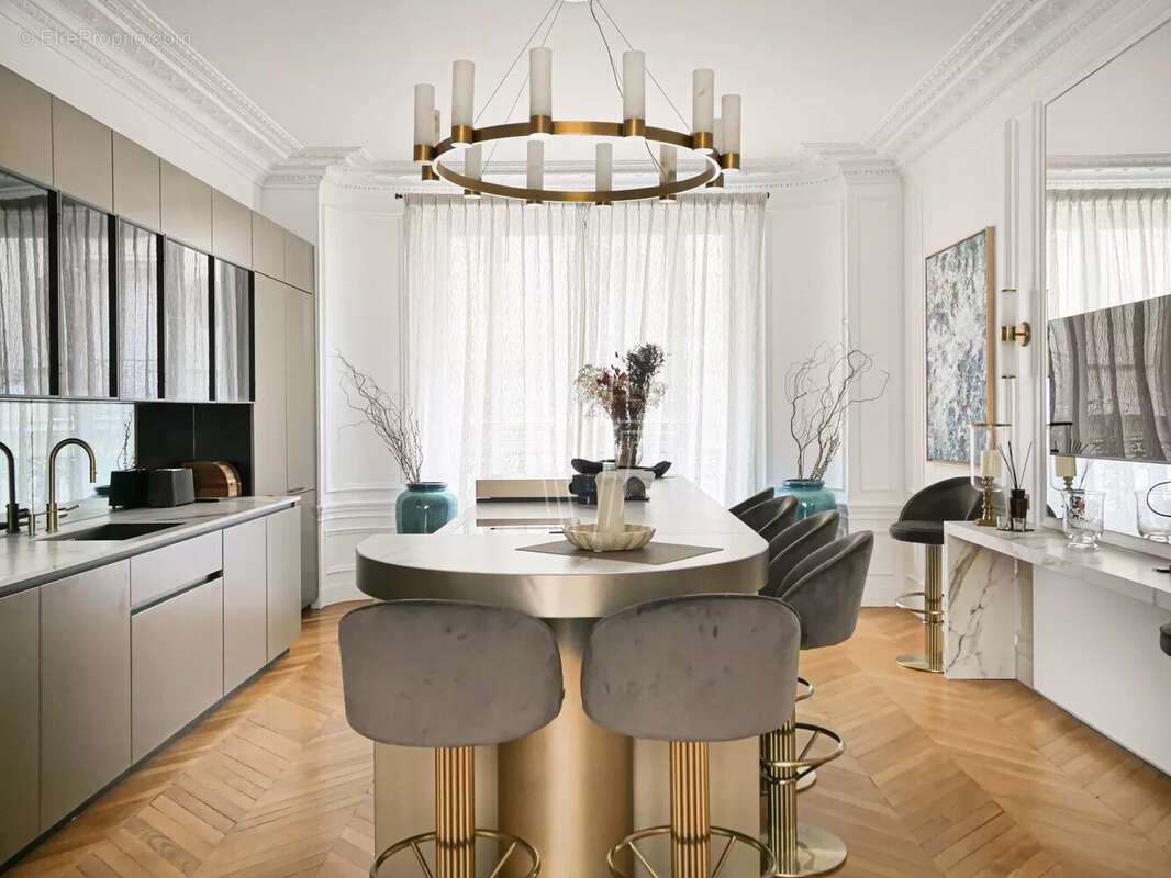 Appartement à PARIS-16E