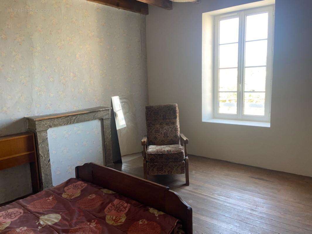 Moutiers sur lay en plein coeur du bourg maison en pierres renovee 4 chambres avec locataire en place - photo 12