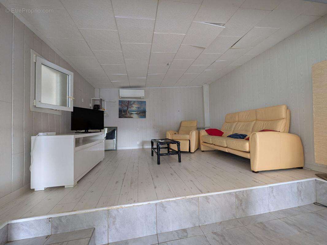 Terrain Hyeres 300 m2 Non constructible avec électricité solaire, forage et fosse sceptique Habitation légère - photo 4