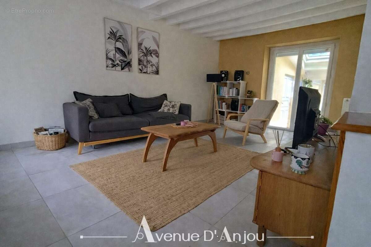 Maison à BECON-LES-GRANITS