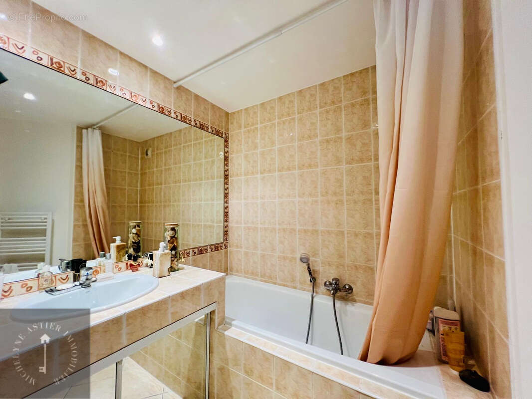 Appartement à SAINT-LAURENT-DU-VAR