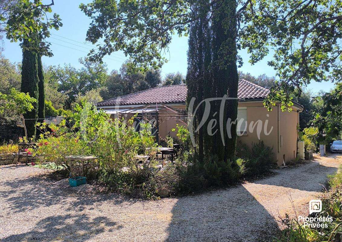 Exclusivité : Maison 98 m² + 2 dépendances T2 & studio - Terrain 3 200 m² - Piscine - photo 3