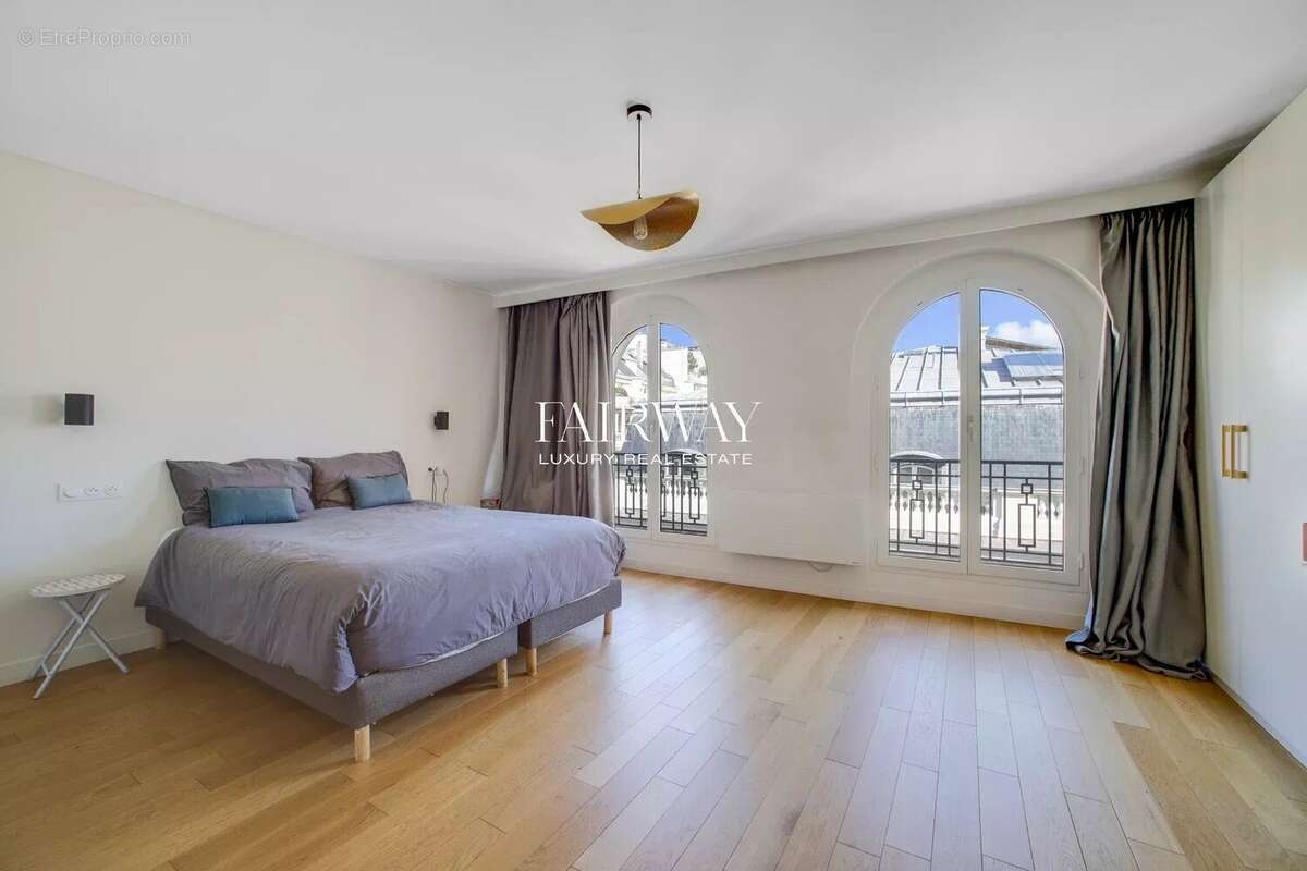 Appartement à PARIS-16E