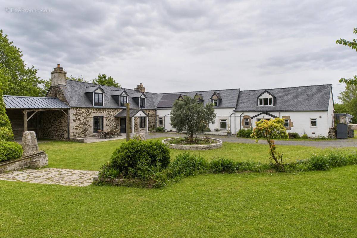 Maison à LA ROCHE-DERRIEN