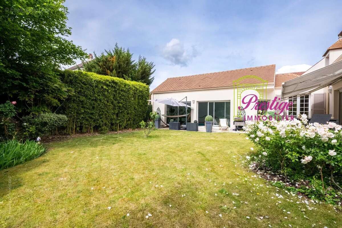 Maison à LE MESNIL-LE-ROI