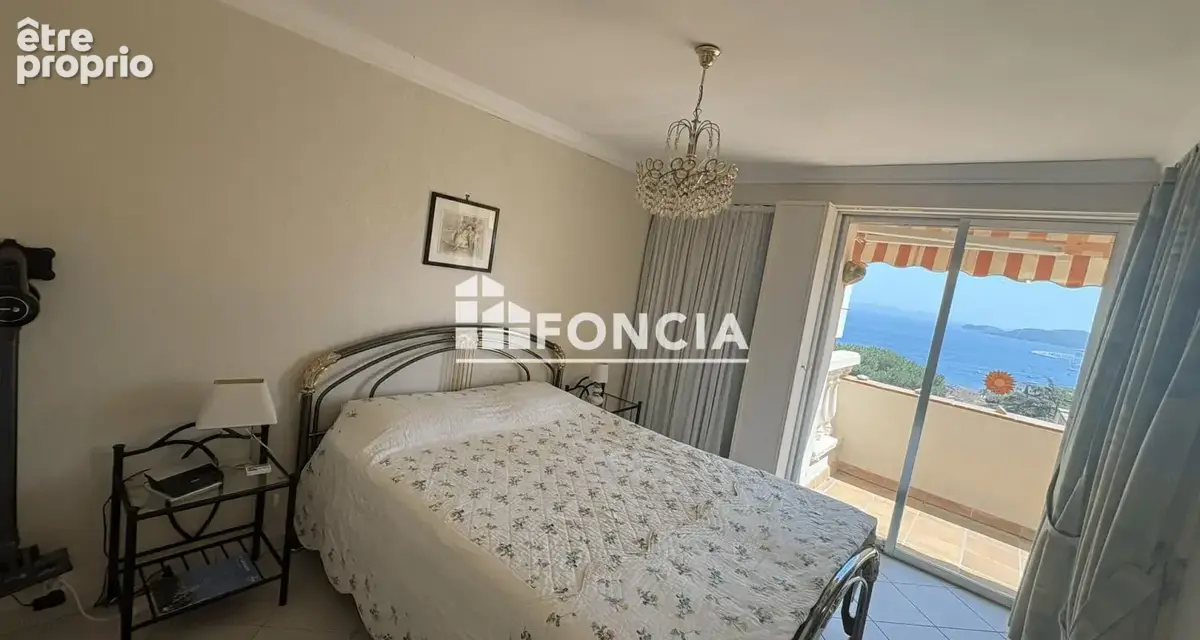Le lavandou – exclusivité – t2 avec terrasse, vue mer panoramique, parking et deux caves - photo 5