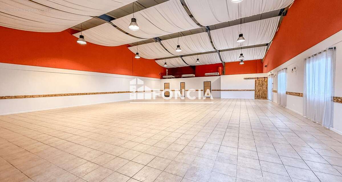 Sur le bassin de Thau murs commerciaux vides de + de 1100 M2 avec villa, dépendances et multiples possibilités - photo 4