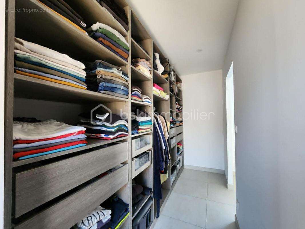 EXCLUSIVITÉ – Superbe villa de plain-pied avec 4 chambres, piscine maçonnée et boulodrome près de Pézenas (à Tourbes) - photo 14