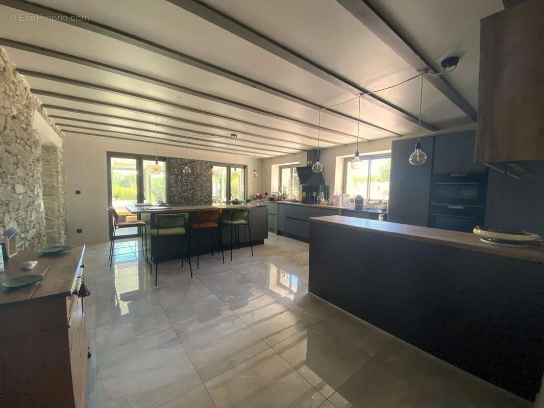 Maison 300 m² à Saint-Denis  - photo 4