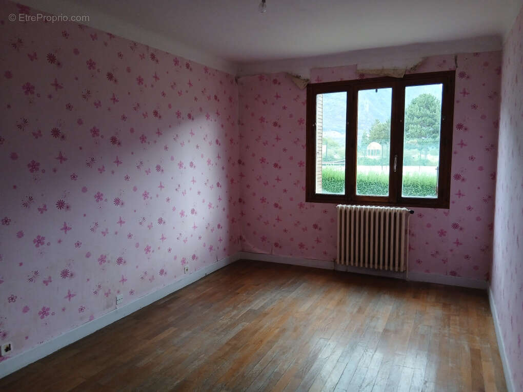 LA CHAMBRE. Très proche du centre, villa 195 m2 avec 2 appartements indépendants. A rénover - photo 2