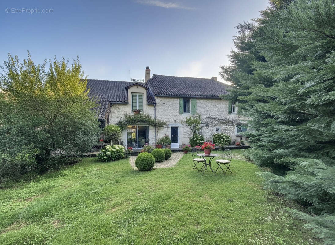 Maison à MANZAC-SUR-VERN