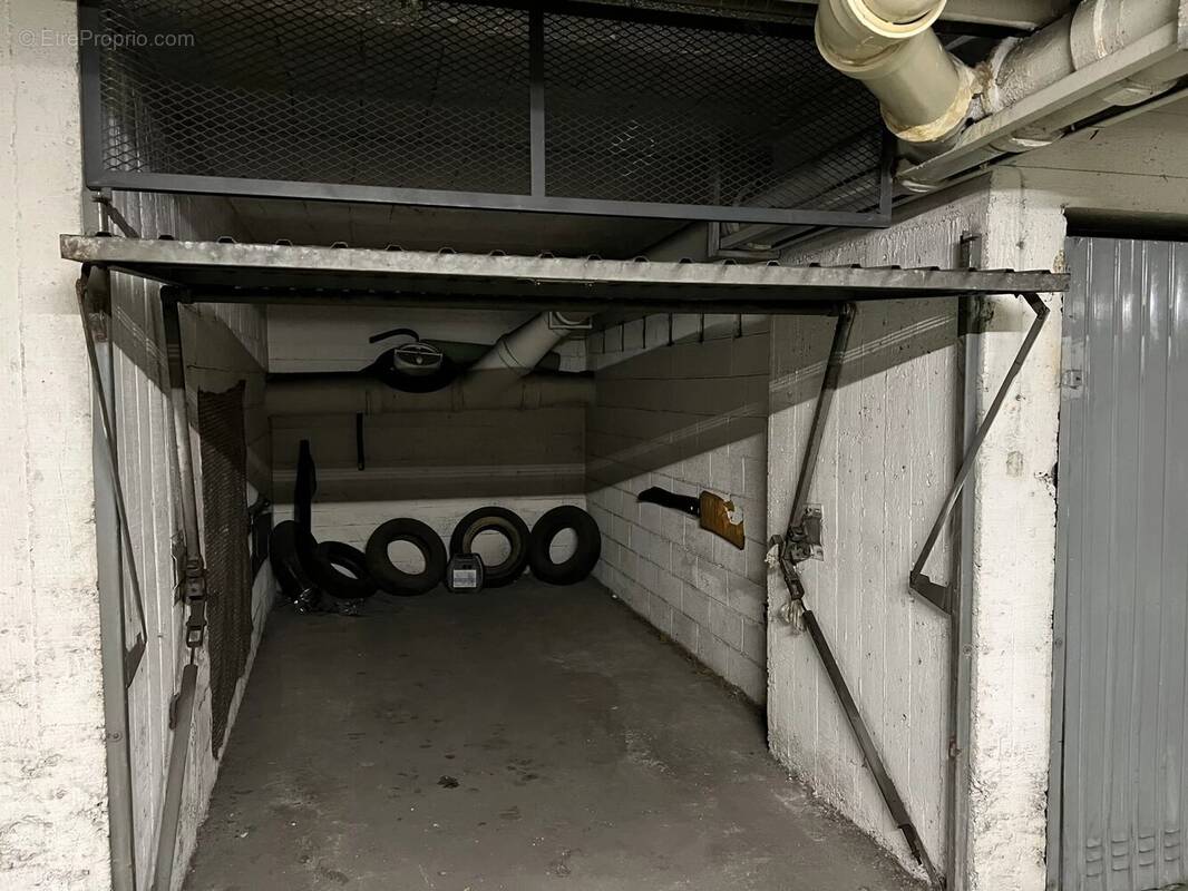 Parking à PARIS-17E