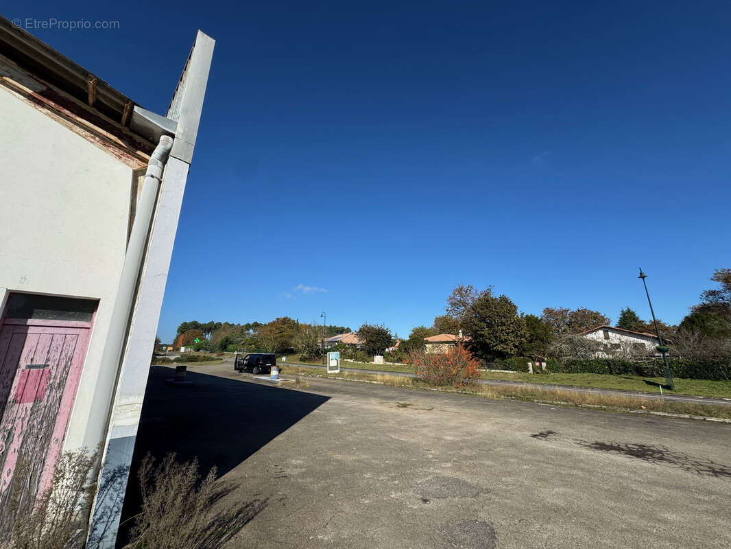 Commerce à ONESSE-ET-LAHARIE