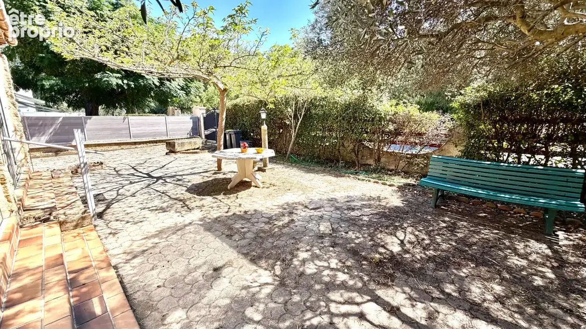 Maison de plain pied sur 428 m² de jardin clos et arboré. - photo 2