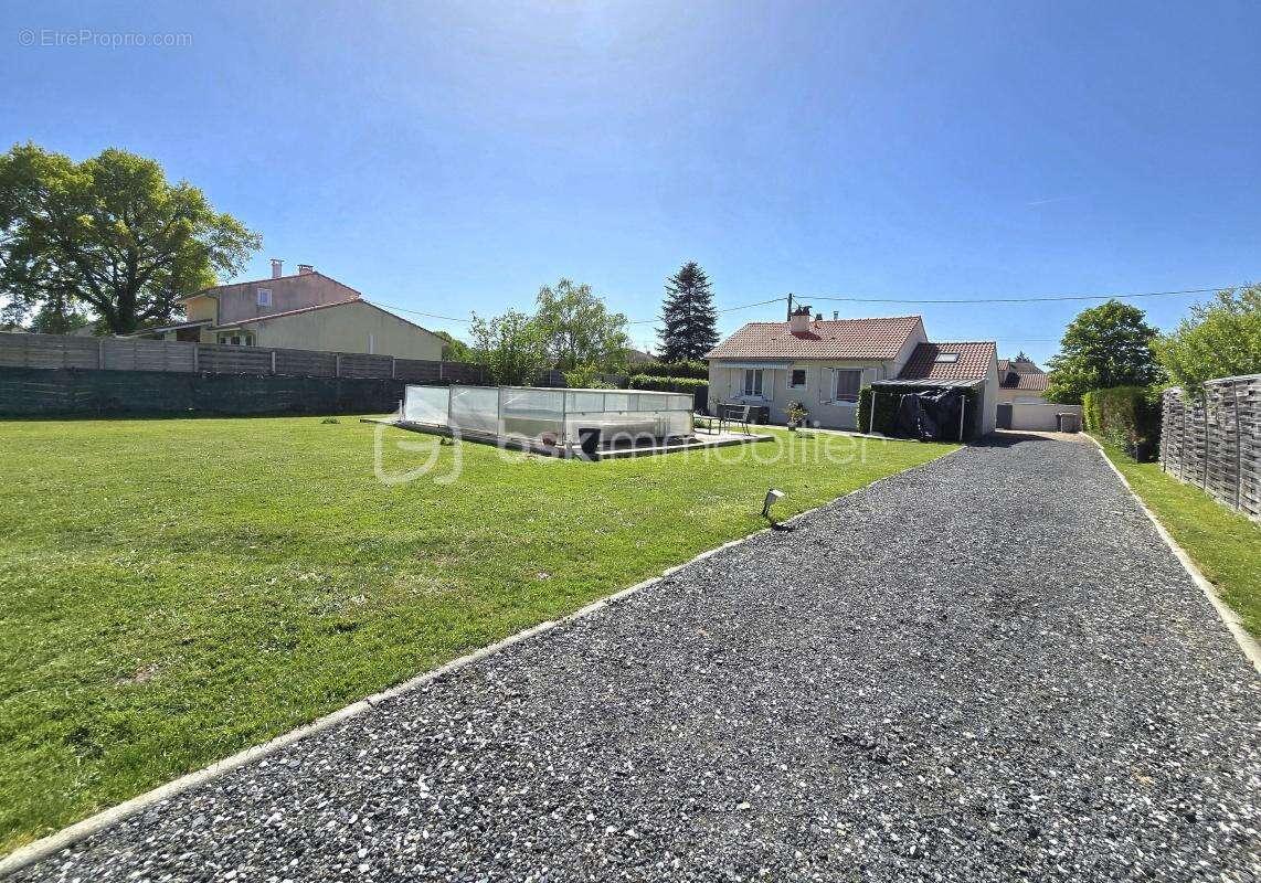 Maison de plain-pied rénovée – dépendance aménagée – Terrain 1000 m² – Randan - photo 2