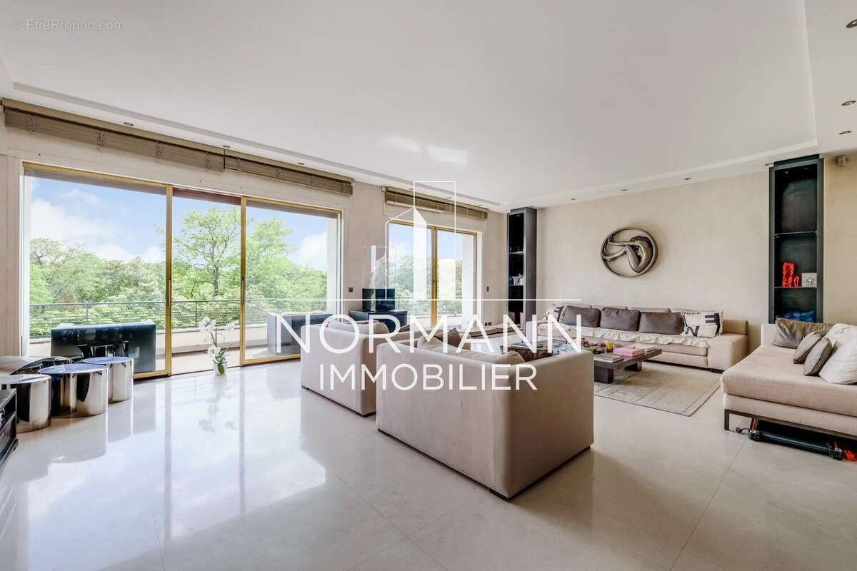 Appartement à NEUILLY-SUR-SEINE