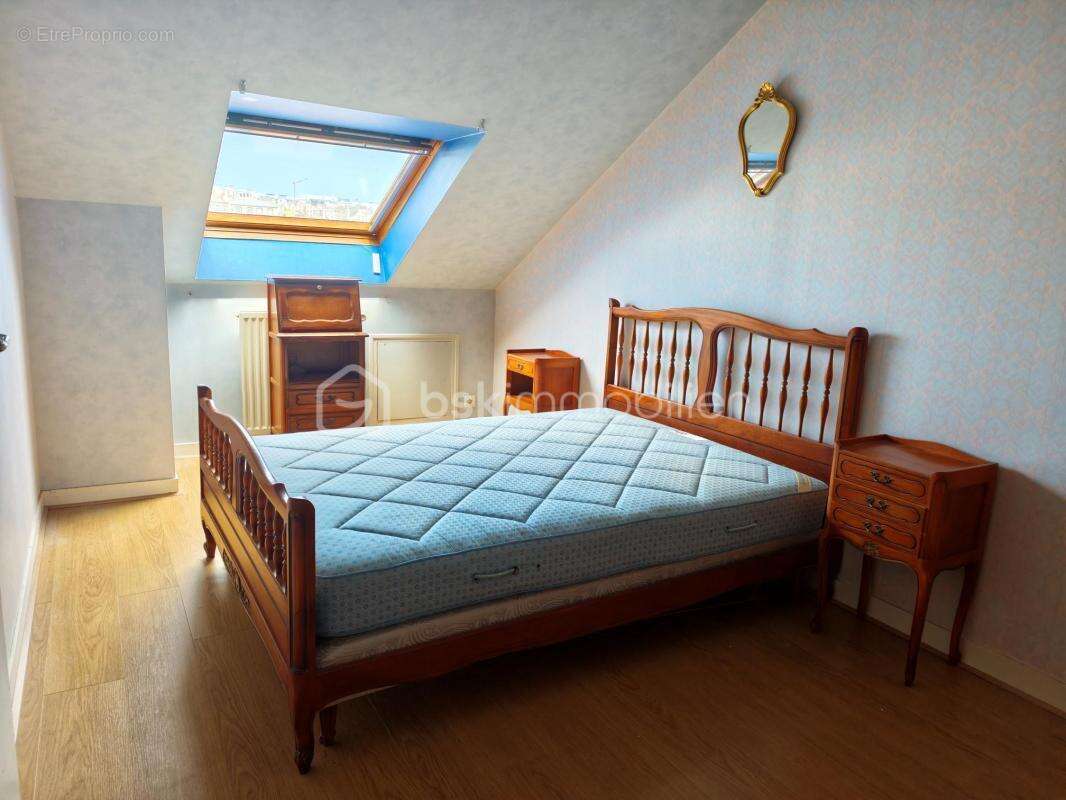 Duplex 75 m² – Garage, cave, ascenseur et chambre vue sur rade - photo 9
