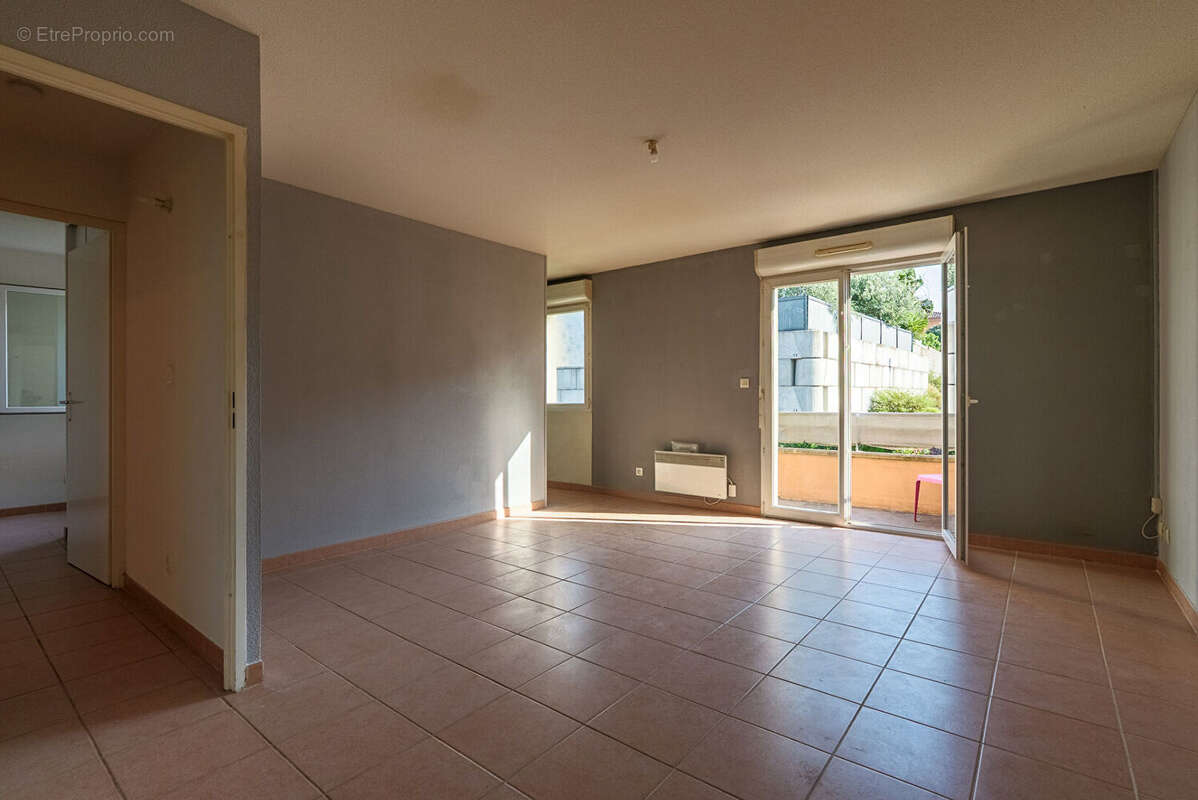 CARCASSONNE - PÉRIPHÉRIE Appartement T2 45m² avec grand balcon et place de parking privative - photo 2