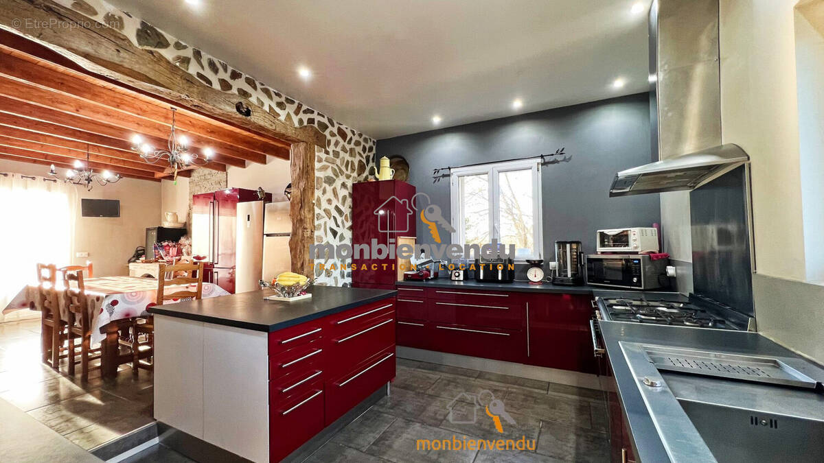 Maison à FREIX-ANGLARDS