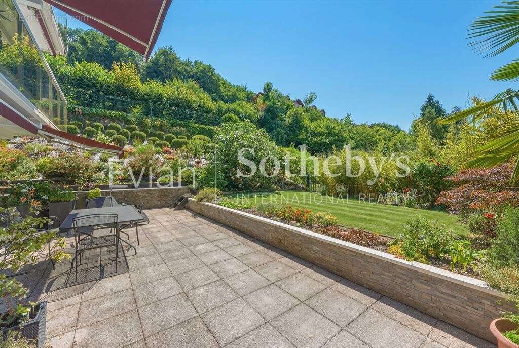 Rare, Evian, T4 en rez de jardin surélevé de 113 m2 avec vue lac et terrasse de 82 m2. - photo 2
