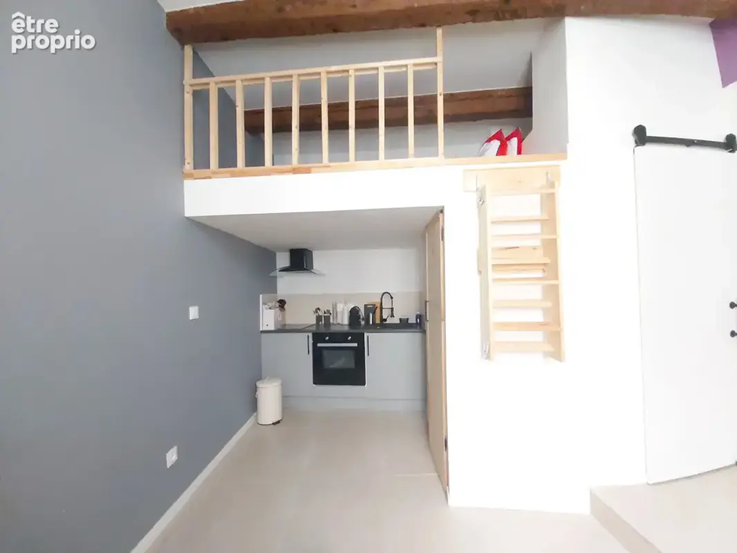 CALVISSON  COEUR DE VILLAGE   Appartement rez de chaussée de 65,70 m² à rénover + petite cour + dépendances + pièce aménagée ind - photo 5