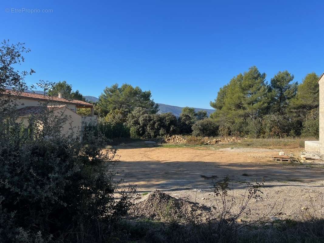 Terrain constructible à vendre à Ménerbes avec un permis obtenu - photo 2
