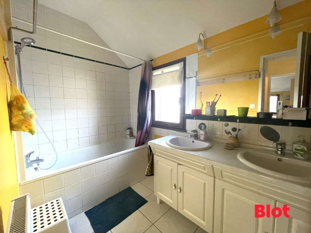 Maison à MONTGERMONT