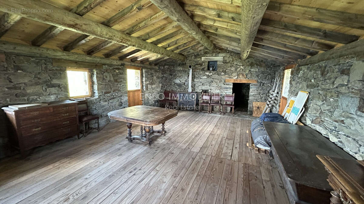 Maison à LES CHAPELLES