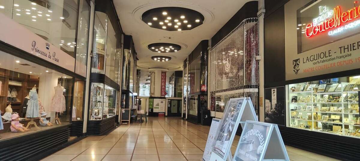 Commerce à PARIS-8E