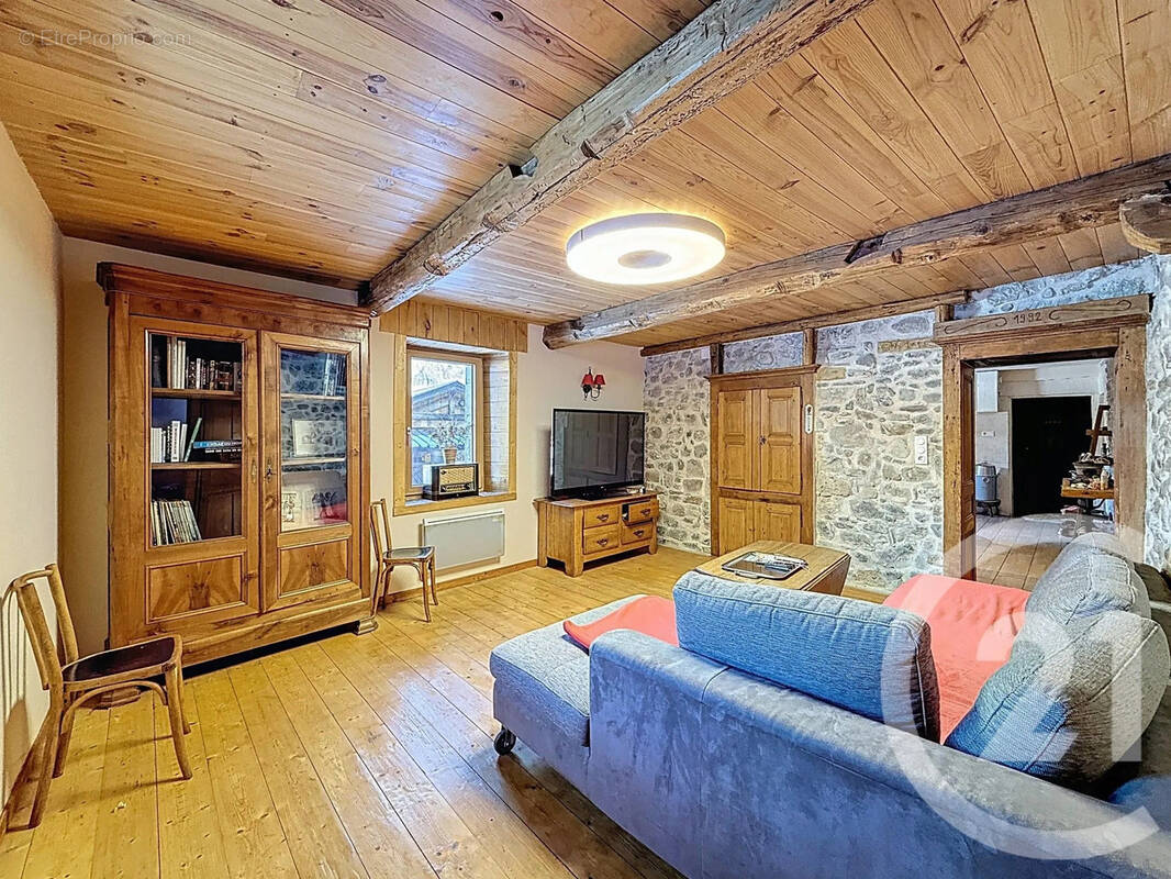 Maison à LA RIVIERE-ENVERSE