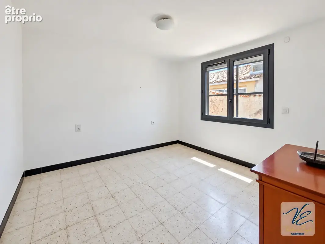 Maison rénovée à Siran – 3 chambres, terrasse, cour et grand garage de 60 m² - photo 10