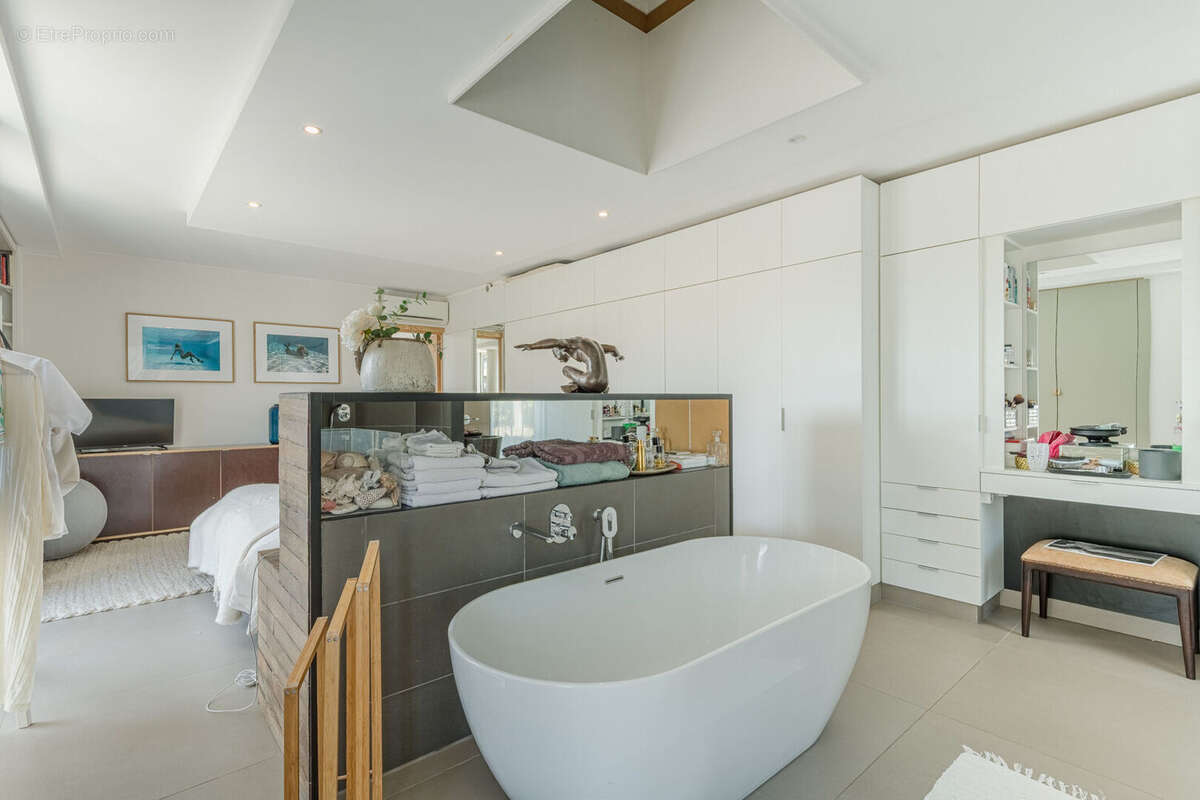 Rare, villa atypique contemporaine, piscine et tennis, à St Raphael Valescure - photo 13