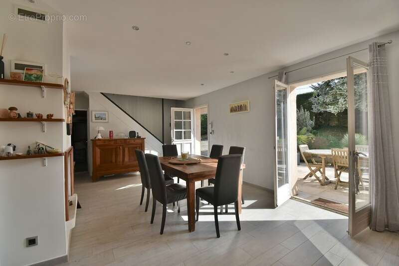 Chasselay village prisé - Maison de 155 m² - Piscine chauffée - photo 3