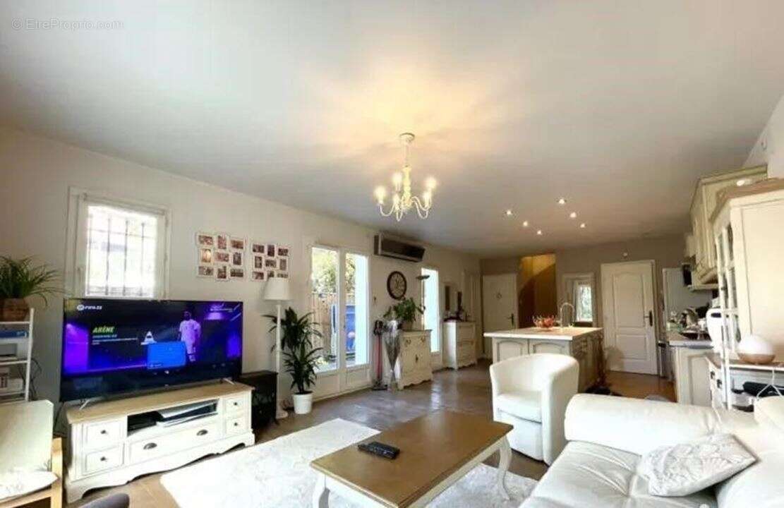 Maison à LA ROQUETTE-SUR-SIAGNE