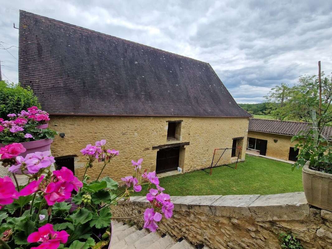 Grange sur 2 niveaux - Maison à COUX-ET-BIGAROQUE