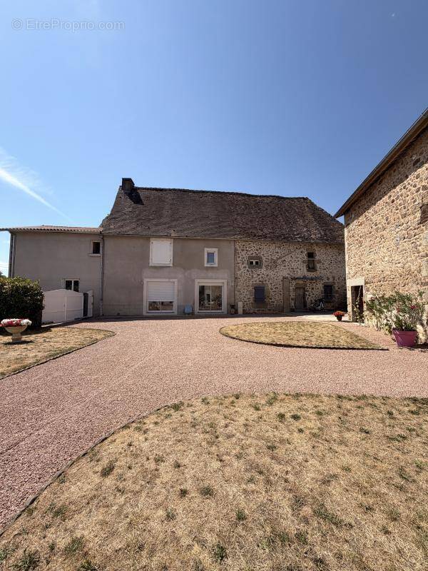Maison à PIEGUT-PLUVIERS