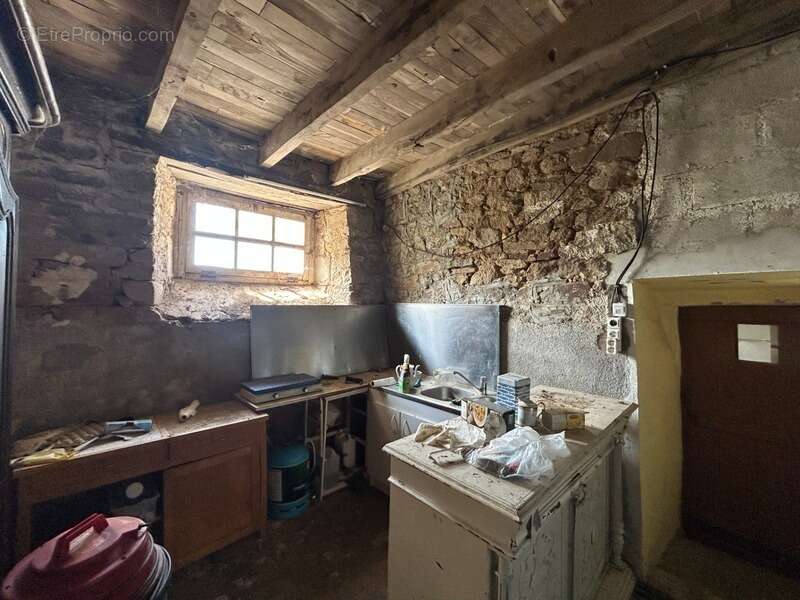 Longère en pierre à rénover avec dépendances et 6 000 m² de terrain - photo 10