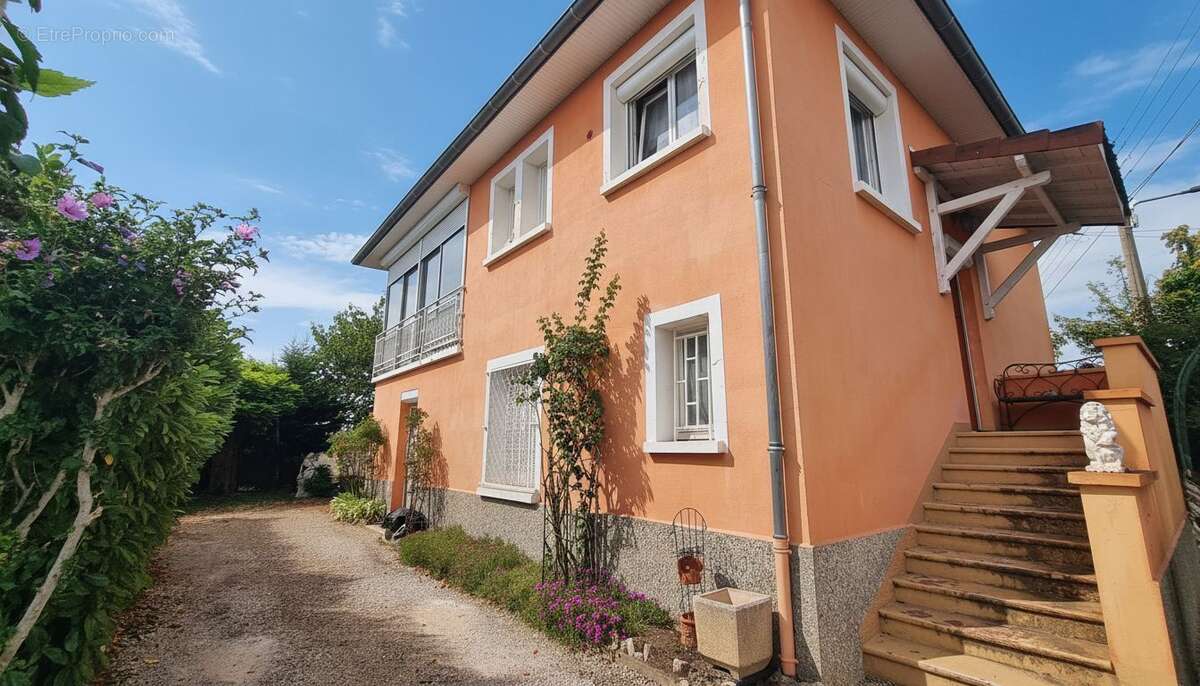 Maison familiale avec beau potentiel – 108 m² habitables – 4 à 5 chambres possibles – Garage – Terrain clos de 396 m² - photo 2