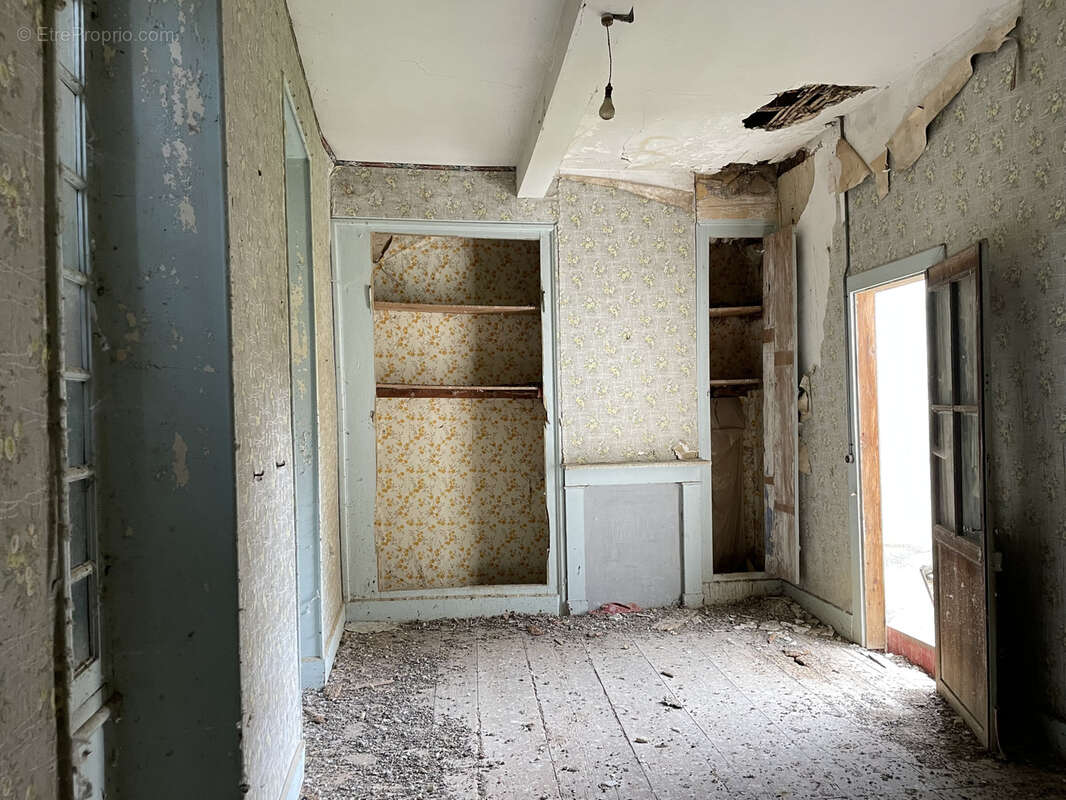 Immeuble avec cabinet loué, appartement à restaurer et cour intérieur sympa - photo 9