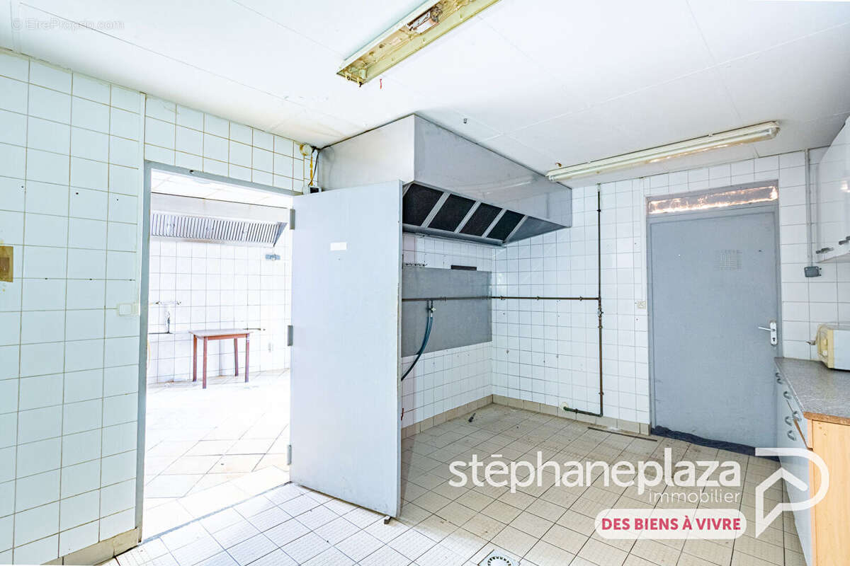 Local commercial 117m² + 35m² de grenier au centre de VILLARS-LES-DOMBES - photo 7