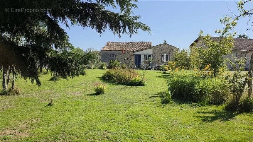 Maison à SAINT-MARTIAL-SUR-ISOP