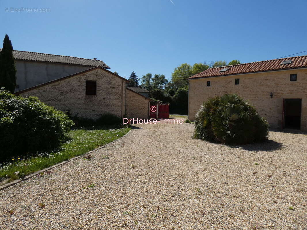 Maison à CLUSSAIS-LA-POMMERAIE